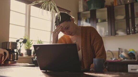 一个年轻女子在家里用笔记本电脑时看起来很紧张的4k视频片段