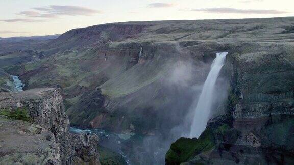 夏季冰岛高地中部宏伟的海弗斯瀑布鸟瞰图