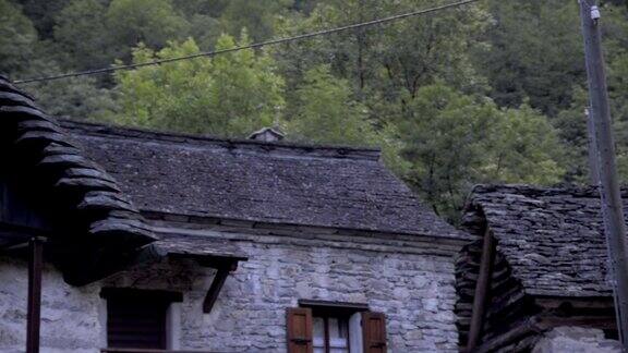 被遗忘的传统村庄和教堂迷失在意大利瑞士阿尔卑斯山上
