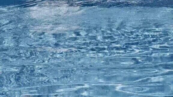 角度的看法横跨蓝色涟漪游泳池水面