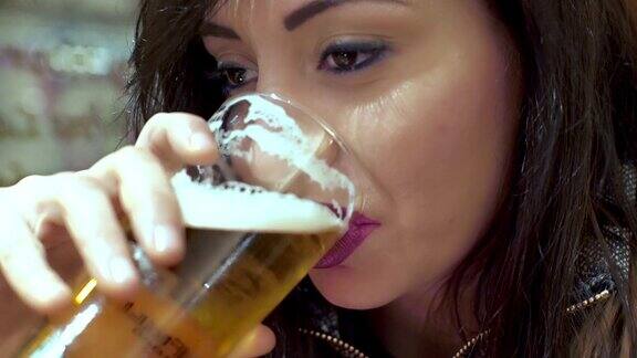 抑郁症女性喝啤酒