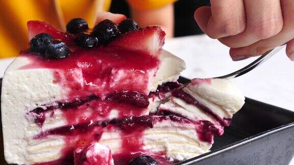 蓝莓芝士蛋糕和切蛋糕