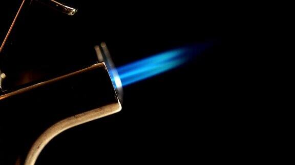 打火机涡轮工作Chorny背景蓝色火焰的火焰
