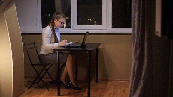 疲惫的商务女性带着眼镜在办公室的笔记本电脑工作到深夜学习到深夜熬夜超负荷工作
