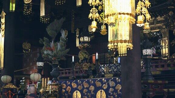 华丽的装饰在日本的寺庙和和尚