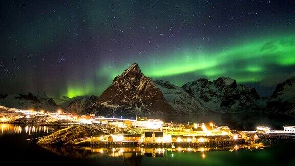延时平移北极光与星空越过山脉与斯堪的纳维亚村庄在冬天