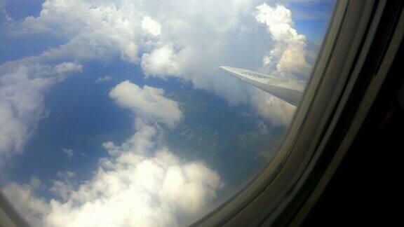 美丽的蓬松的云-透过飞机窗口观看