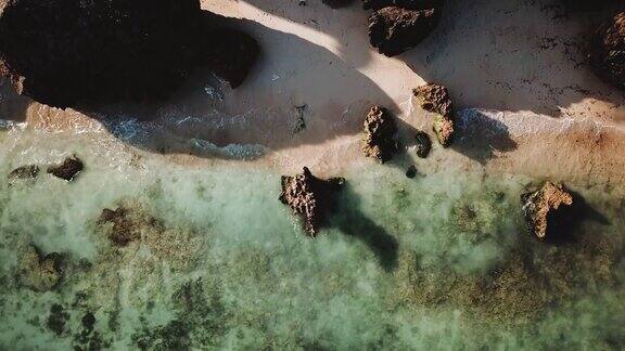 鸟瞰图在热带岛屿巴厘岛印度尼西亚绿松石海浪沙滩鸟瞰图