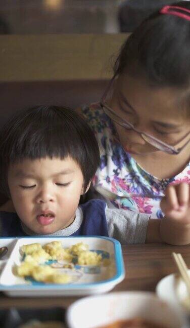 快乐儿童餐母亲和儿子喜欢一起在日本餐厅吃饭
