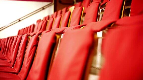 礼堂里一排排的红色座位