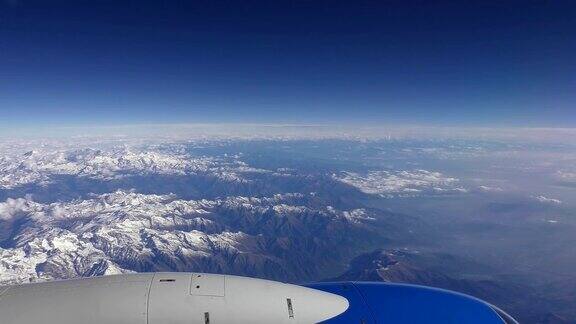 飞机在白雪皑皑的阿尔卑斯山脉上空飞行