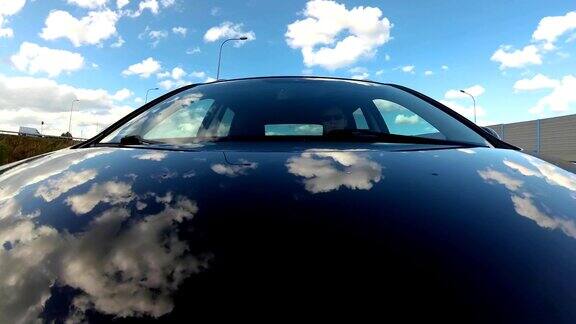 驾驶汽车前视图挡风玻璃天空反射