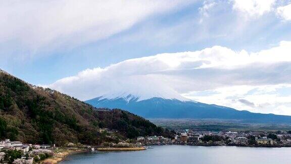 时间流逝:平移拍摄的云流越过富士山在川口湖日本