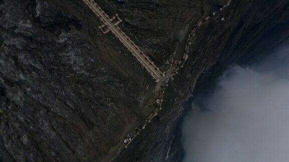 空中速度极限观看飞行潜水火山游客楼梯从火山口雾霭