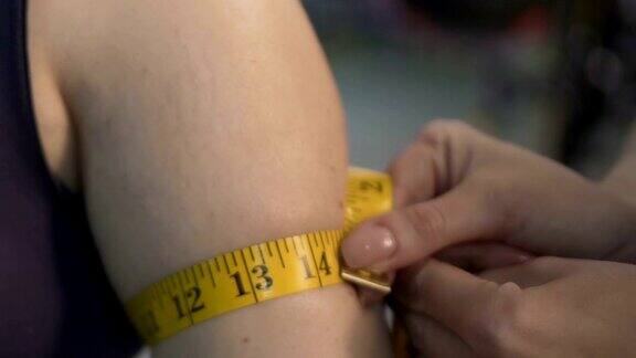 超重女孩用卷尺量手臂测量身体指数节食