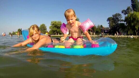 妈妈和她的小女孩在巴拉顿湖玩得很开心