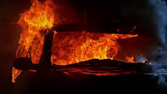SLOMO一辆汽车在晚上着火冒出滚滚的火焰