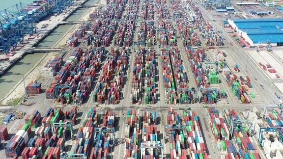 吉隆坡附近货物集装箱船鸟瞰图
