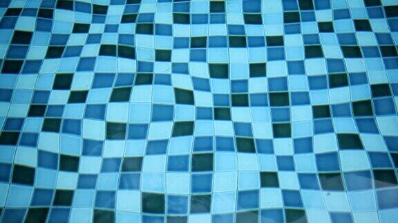 晴天游泳池里碧波荡漾游泳池地板上的蓝色陶瓷4k慢镜头