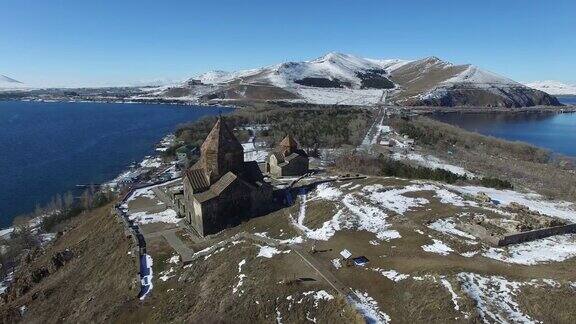 位于亚美尼亚塞万湖半岛的塞万神庙建筑群