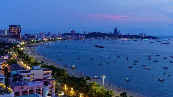 时光流逝:芭堤雅湾海滩和城市从白天到夜晚泰国春武里