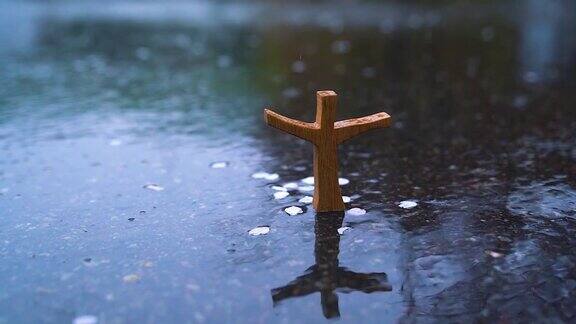 下雨天樱花落花树交叉和木十字架
