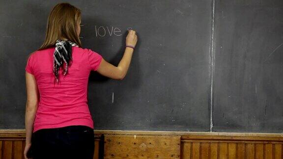 复古教室里的少女在黑板上写字