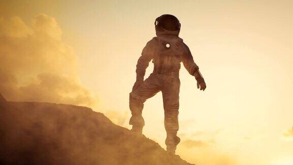 宇航员站在外星红色星球火星的落基山的剪影第一次载人火星任务太空探索殖民