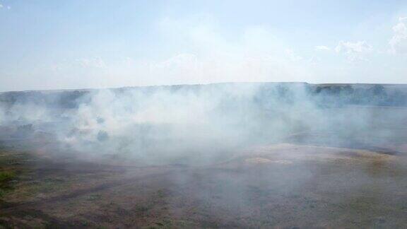 在自然区域燃烧泥炭泥炭燃烧时冒出的灰烟直冲云霄排干沼泽紧急