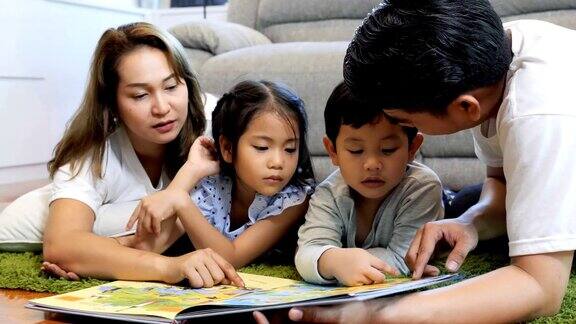 家庭在客厅地板上阅读
