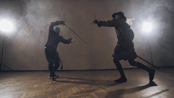 中世纪武士在室内进行剑战的慢动作