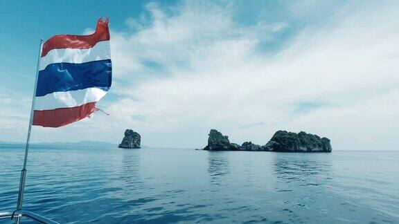 泰国热带岛屿附近的船只上飘扬着泰国国旗