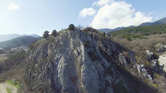 山顶的岩石地形飞越美丽的岩石山坡与各种浮雕山地地形中的各种岩石和侵蚀地形