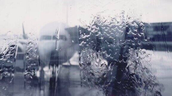 由于下雨天气恶劣机场延误了