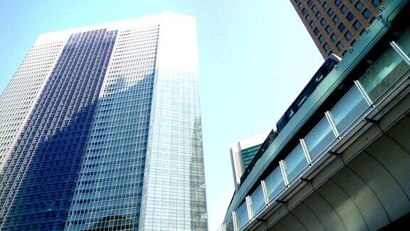 从低角度看东京的现代写字楼