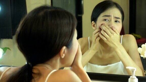 年轻的亚洲女孩与痤疮肖像少女女性照镜子美容护肤的生活理念