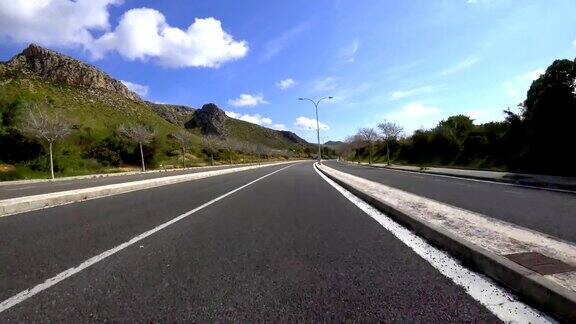 汽车POV:在西班牙马略卡岛的乡村道路上行驶