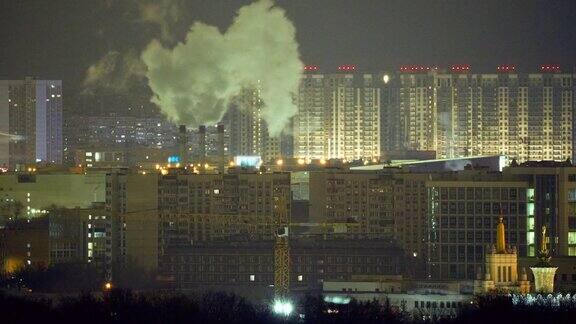 莫斯科市中心冬夜的热电联产管道