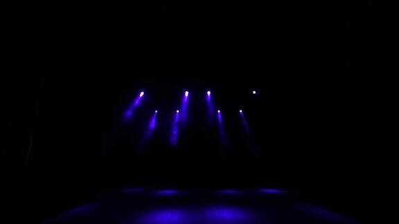 明亮的舞台灯光多色音乐会灯光的镜头