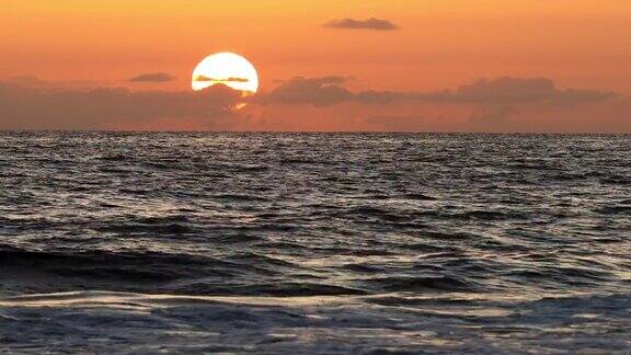 日落在特里松和拉霍亚海滩加州圣地亚哥