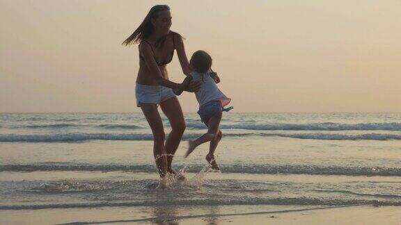 妈妈和宝宝在海边玩的慢镜头