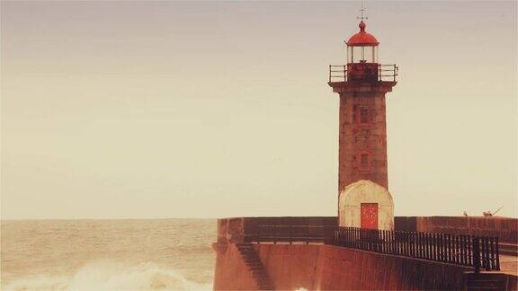 巨浪冲击着码头大西洋岸边的灯塔