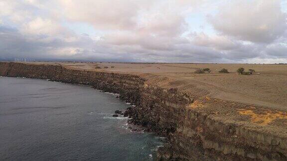 夏威夷崎岖海岸航拍图