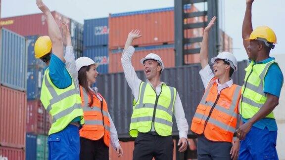 在集装箱码头工作的一群男女工人鼓掌有吸引力的年轻女商人和领班感到高兴后订单成功的仓库物流在货运船