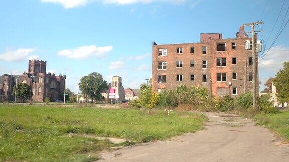 在底特律城市腐朽的工业部分的废弃公寓楼