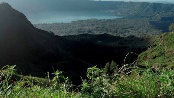 绿色的山谷形成于火山与烟尘土由硫化氢