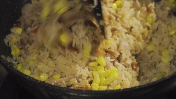 有人把葱花放在米饭上准备做培根、玉米、葱炒饭泰国菜有名的菜单