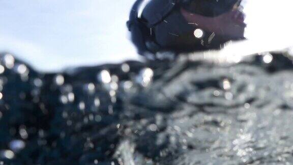 水下拍摄的水肺潜水员浮出海面