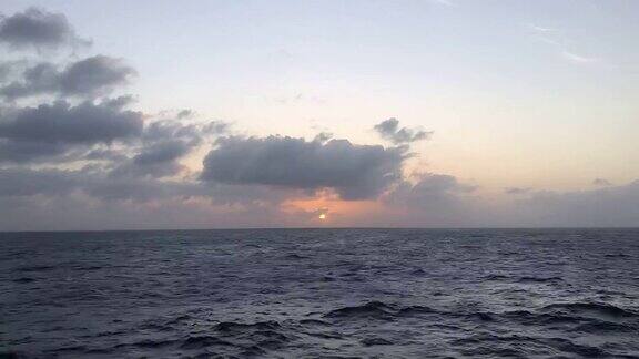 冬季日落在加勒比海上空的时间流逝