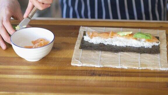 厨师制作寿司卷